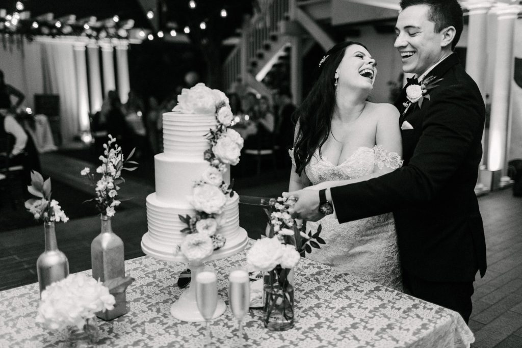 bride and groom cake photos